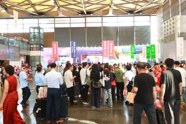奇点财富 2025 “摩登中国” 时尚展启幕：皮革业以盛会为桥，叩响品牌强国新征程